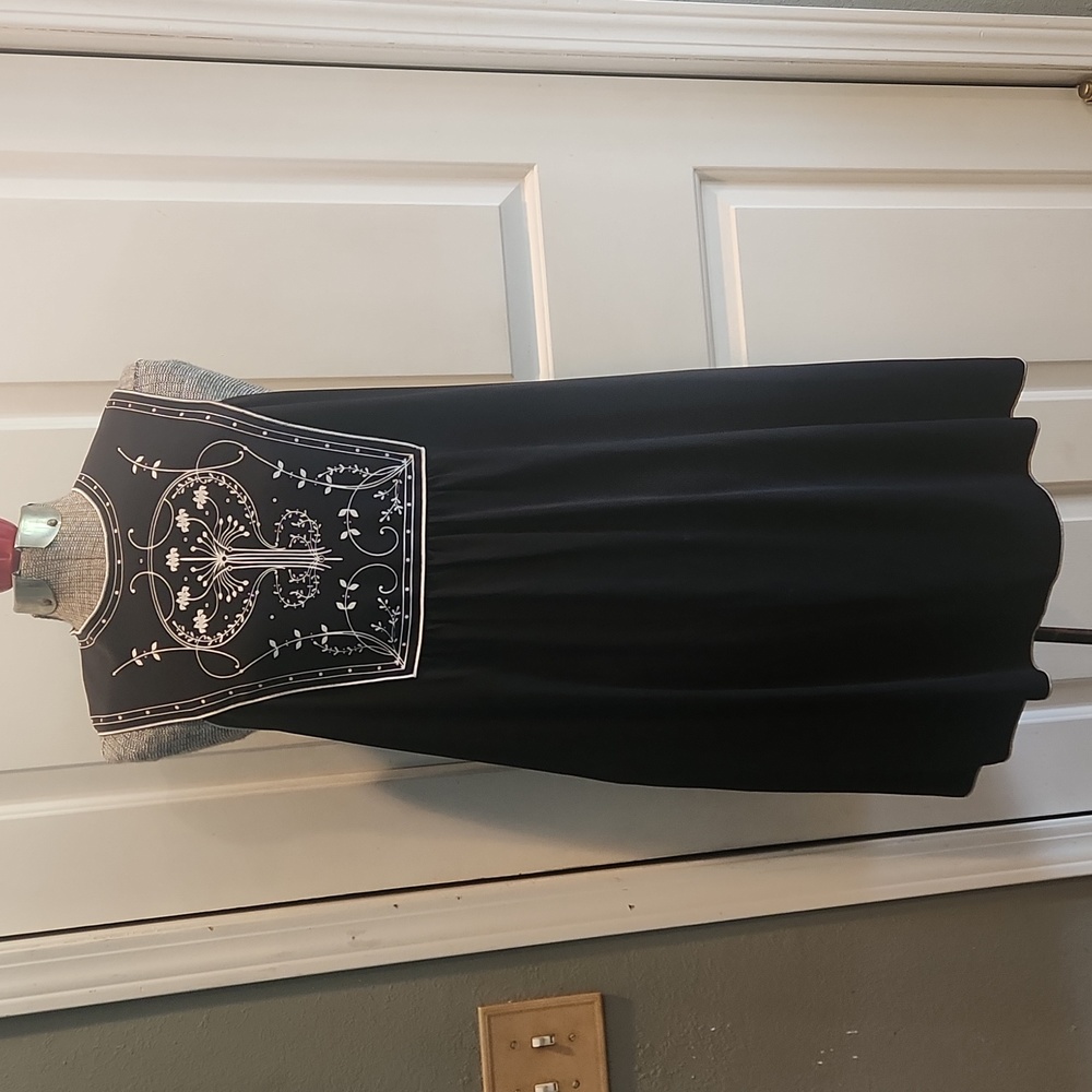 Max Studio, black and white, sleeveless dress, flowy skirt, size M, unlined
